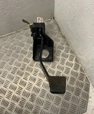 Hyundai i30 Brake pedal 328001H105