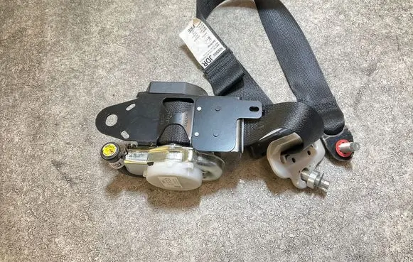 Nissan Leaf II (ZE1) Rear seatbelt 638265301D 074X090RH 20041117