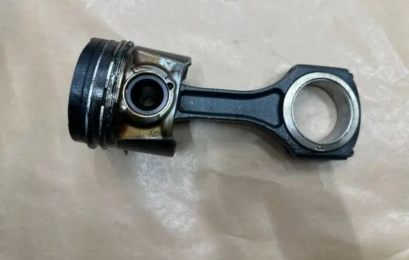 Mercedes-Benz Vito Viano W639 Piston with connecting rod 65100