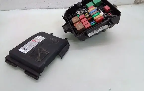 Peugeot 2008 II Fuse box set 43964801 15051013071075