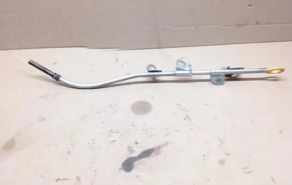 Toyota RAV 4 (XA40) Oil level dip stick 