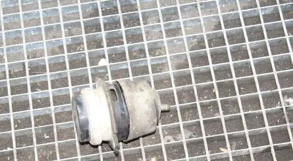 Audi Q7 4L Engine mount bracket 7L8199131A