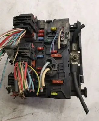 Peugeot 207 Fuse module 9661087080