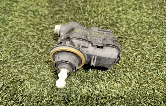 Headlight level adjustment motor
