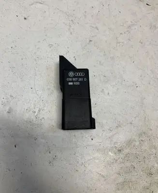 Volkswagen Caddy Glow plug pre-heat relay 038907281D 0281003038
