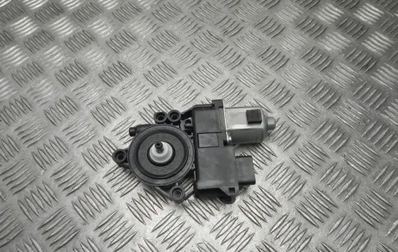 KIA Pro Cee'd III Front door window regulator motor 82460J7710