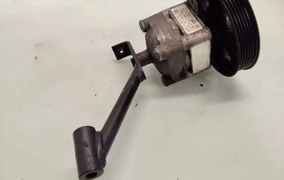 Volvo S60 Power steering pump 8683376
