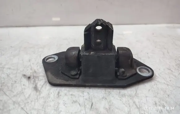 Volvo XC90 Engine mount bracket 30748811