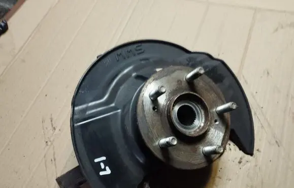 Honda CR-V Front wheel hub spindle knuckle