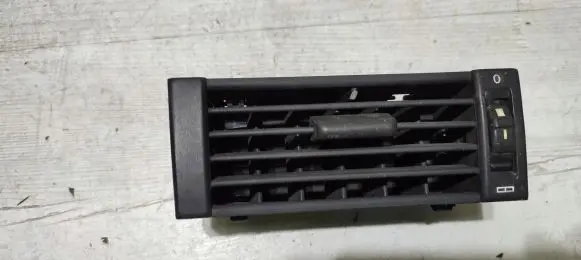 Mercedes-Benz E W124 Dashboard side air vent grill/cover trim