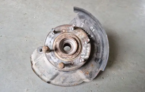 Mitsubishi L200 Front wheel hub spindle knuckle