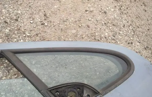 Peugeot 307 Front door vent window glass four-door 