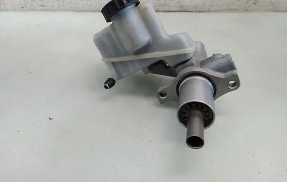 Mercedes-Benz E W212 Master brake cylinder A2044300002