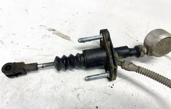 Opel Zafira B Clutch master cylinder 90581565