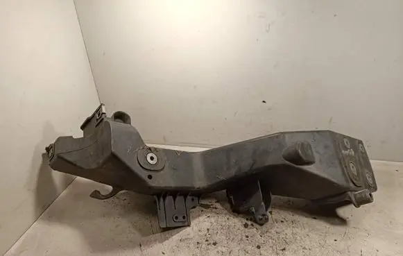 Jeep Grand Cherokee Headlight/headlamp mounting bracket M149787 105837