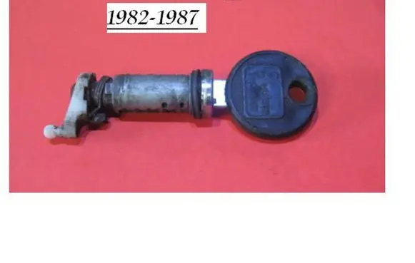 Audi 100 200 5000 C3 Front door lock (next to the handle) 8287PK