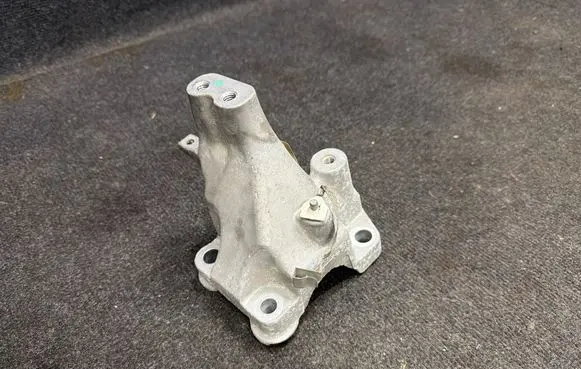 Jeep Grand Cherokee WL Engine mounting bracket 68375851AA P68375851AA