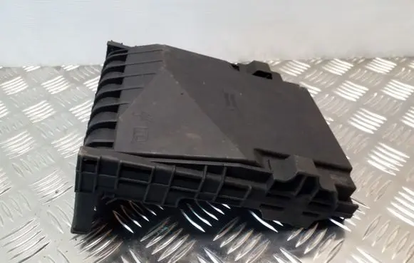 Volkswagen PASSAT B6 Fuse box cover 1K0937132F