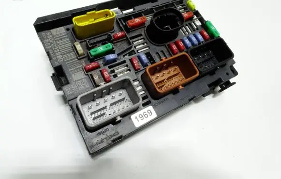 Peugeot 308 Fuse module 9807028880 63230536