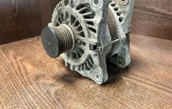Opel Vivaro Generator/alternator 231004028R