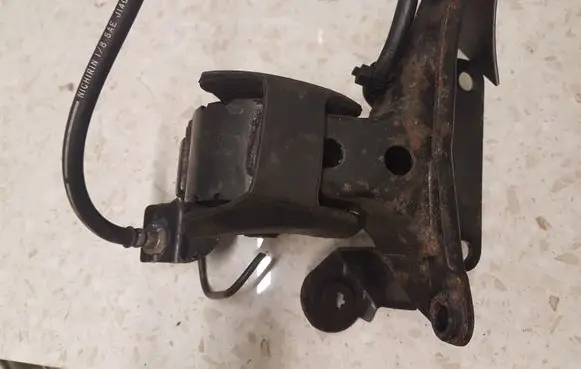 Nissan X-Trail T30 Engine mount bracket