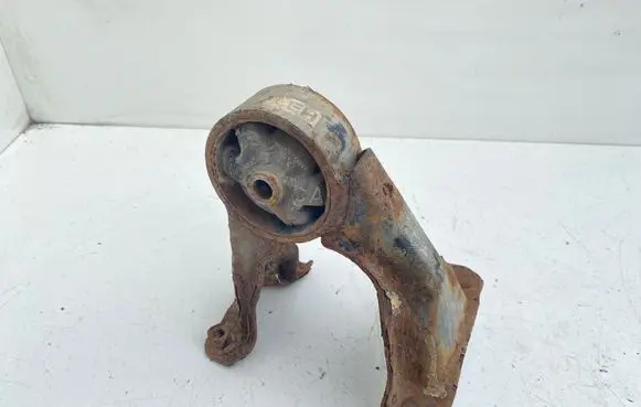 Toyota Avensis T220 Engine mount bracket