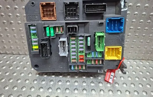 Citroen C4 II Fuse module S26312547 9665547480