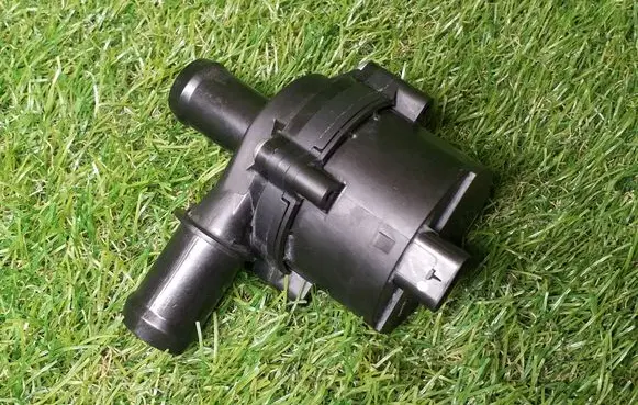Chevrolet Cruze II Water pump 42547386