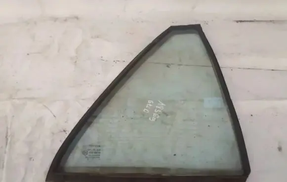 Rear vent window glass