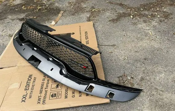 Dodge Durango Front bumper upper radiator grill