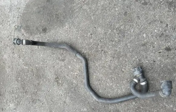 BMW 5 F10 F11 Engine coolant pipe/hose 8512418