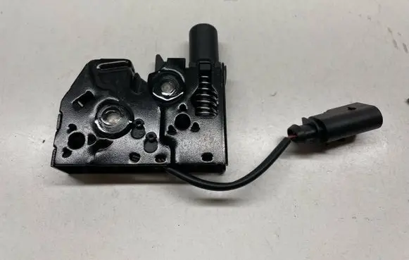 Audi Q3 8U Engine bonnet/hood lock/catch 8U0823509A