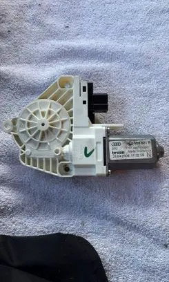 Audi Q7 4L Front door window regulator motor 4L0959801B