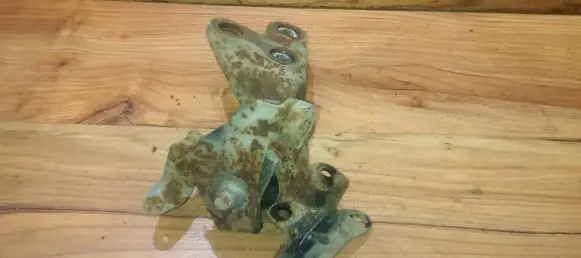Mazda 323 Engine mount bracket