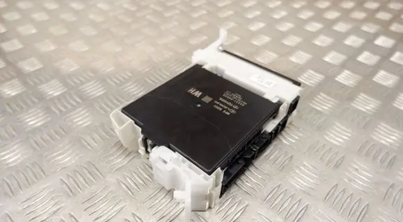Toyota Yaris XP210 Comfort/convenience module 82730K0110 89221K0020