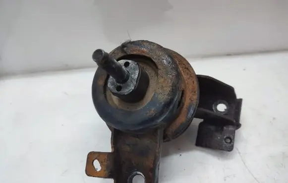 KIA Carens II Engine mount bracket
