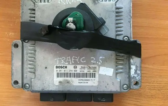 Renault Trafic II (X83) Engine control unit/module 0281011356 8200132198 8200091517