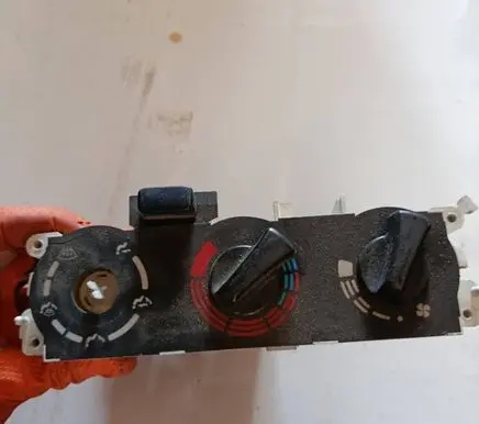 Nissan Primera Climate control unit 7040230732