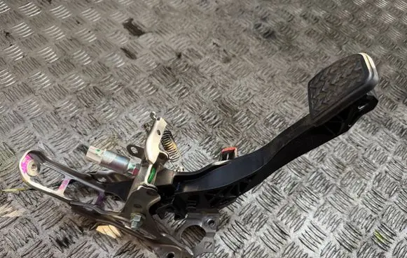 Toyota Yaris Clutch pedal 
