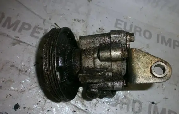 Mazda Xedos 6 Power steering pump C00332600B