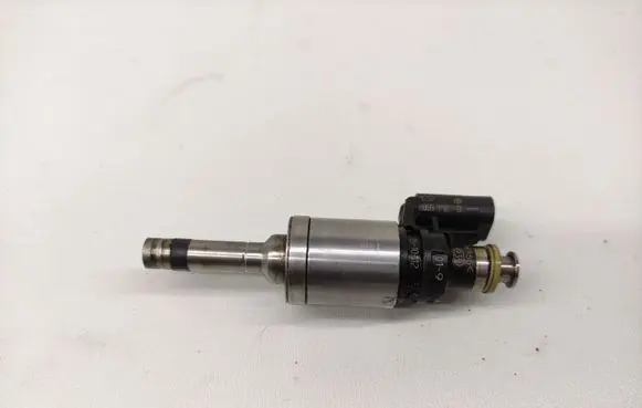 Ford Focus Fuel injector DM5G9F593AA