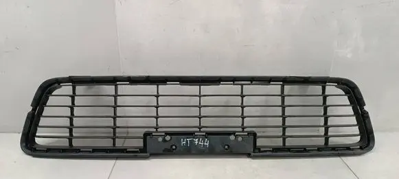 Toyota Hilux VIII Front bumper upper radiator grill 531120K130