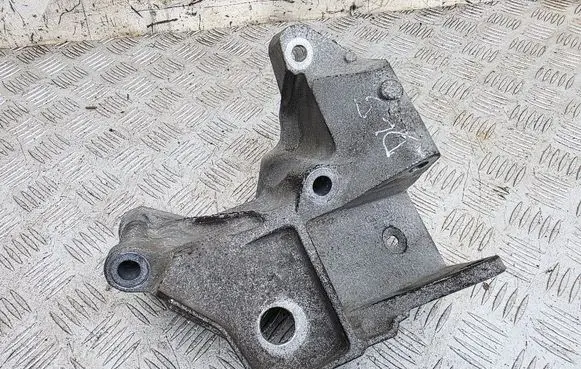 Engine mounting bracket
