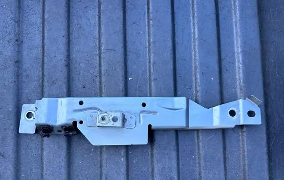 Volvo S90, V90 Fender mounting bracket 31416627