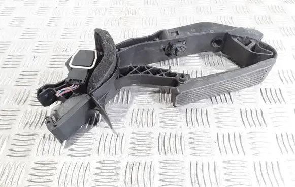 Mercedes-Benz E W211 Accelerator throttle pedal A2113000904