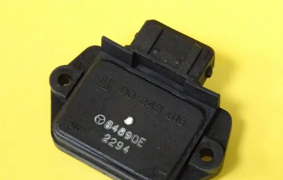 Opel Corsa B Ignition amplifier control unit 90243618