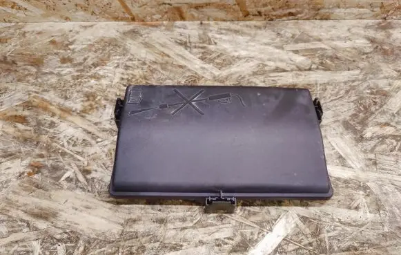 Cadillac XTS Fuse box cover 812461952