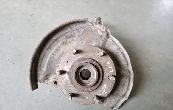 Mitsubishi L200 Front wheel hub spindle knuckle
