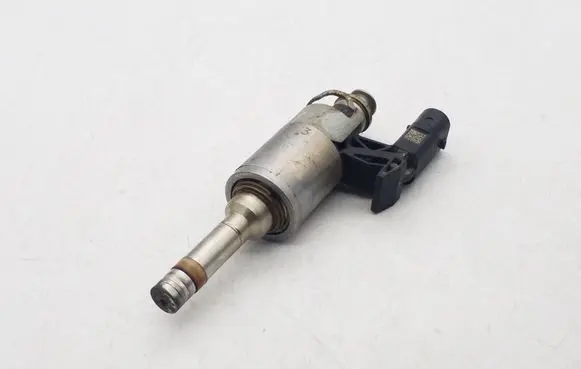 Volkswagen Jetta VI Fuel injector 04E906036E 0261500132