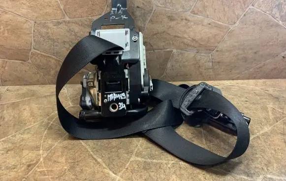 Mercedes-Benz CLS C218 X218 Front seatbelt 620048000